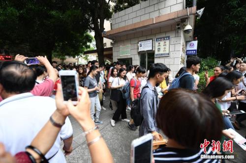 The picture shows the end of the first exam of the 2017 college entrance examination. Outside a test center in Nanning, Guangxi, parents snapped the candidates like "walking the red carpet". Yu Jing photo