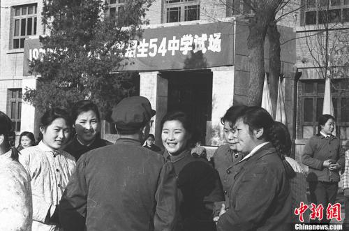 The picture shows that in December, 1977, the candidates of the Beijing College Entrance Examination Center communicated with each other. Weng Naiqiang Photo source: vision china