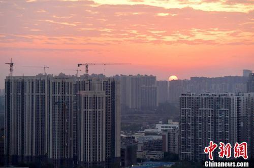 The picture shows the sun rising from the east in a corner of Chengdu city. China News Service reporter Liu Zhongjun photo